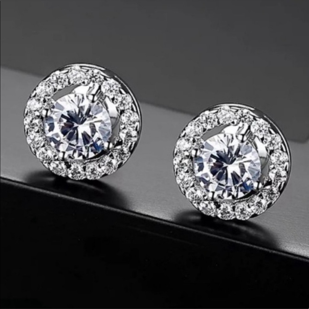 New Elegant 925 Silver Round Cut Diamond Stud Earrings - Picture 1 of 7